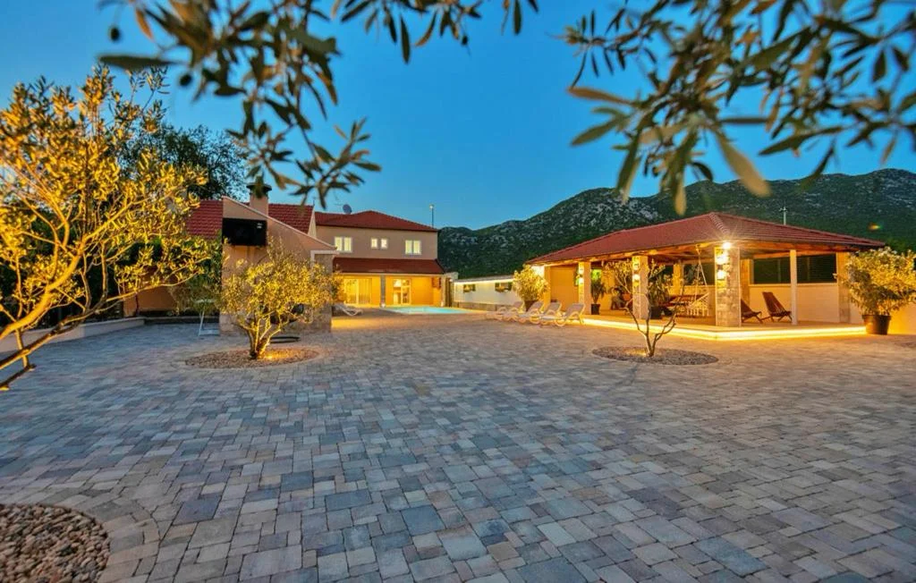 Heated 40 m² hydromassage pool illuminated with underwater LEDs at Villa Žarka near Makarska